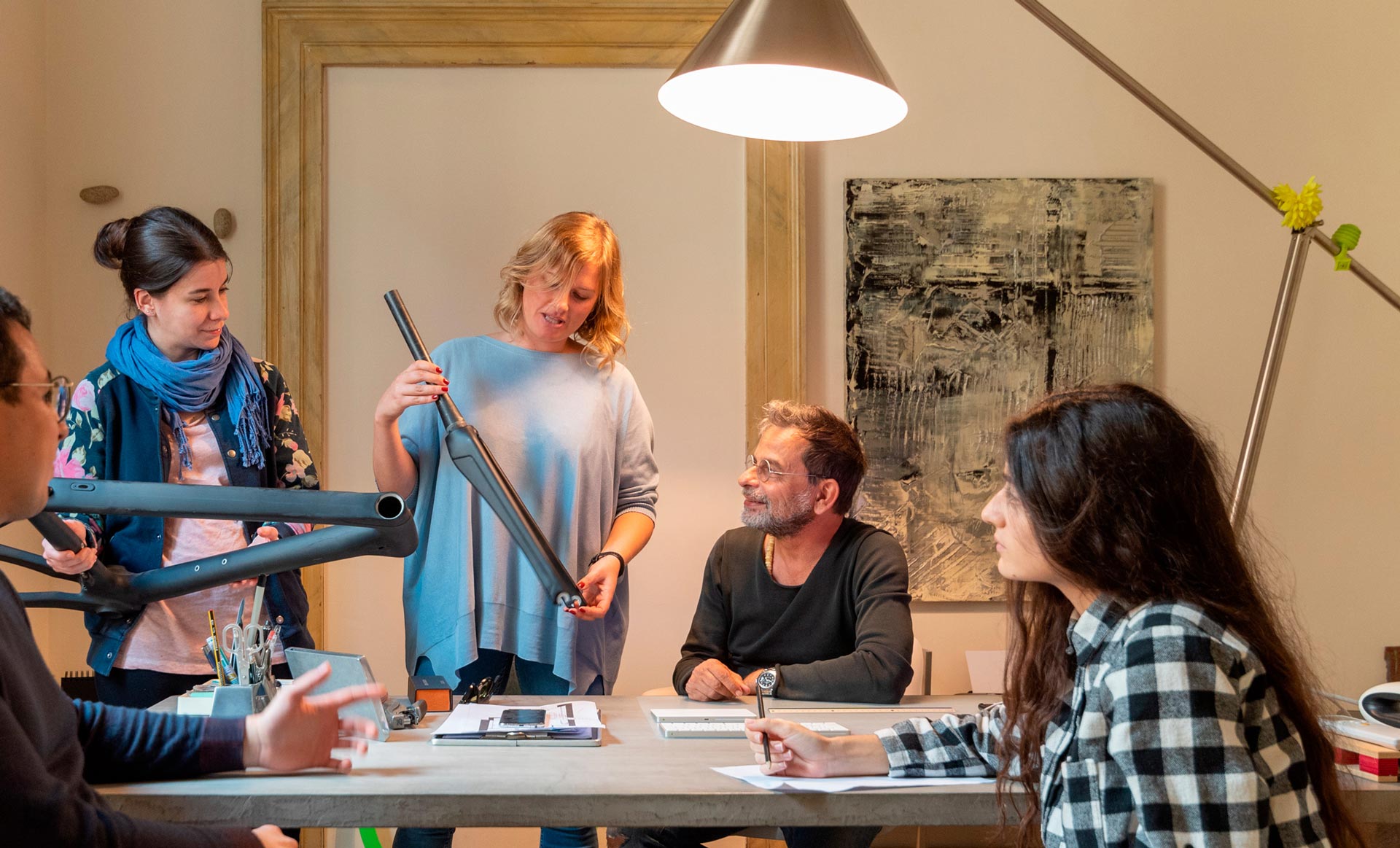 Studio Nuzzi. Le persone che lavorano nello studio conoscono i prodotti e sono sempre aggiornate con gli ultimi trend di mercato. Il team e’ multidisciplinare: designer di prodotto, designer grafici, commerciali, ingegneri.